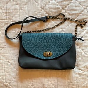 Clutch style purse with removable strap